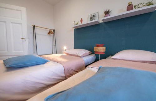 Plumeria - Grand Appartement 75m2 - Au calme avec Jardin - Idéal Famille ou Groupe de Travailleurs - Parking Public Gratuit - 2 Chambres - 4 Lits séparés - Foto 3