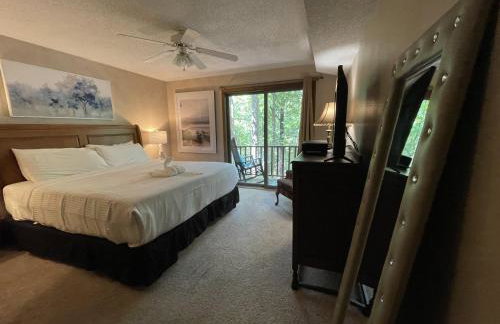 Forest view, log-sided two bedroom, two bath condo on Lake Ouachita, condo - Foto 3