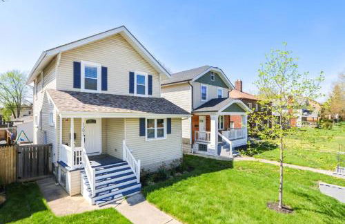 Modern 3BR w Yard Garage - Photo 11