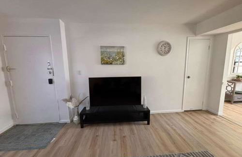 Entire Cozy Apartment Fully Renovated Modern Style - Foto 2