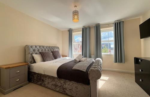 4BR Home - Gym - 3BA - Free Parking - En-suite - Near LGW Airport - Foto 7