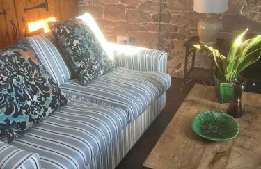 Historic converted byre in courtyard of 16C house - Foto 23