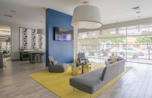 Modern 2BD DT - Balcony, Gym, W-D, Parking - Sleeps 8 - Photo 12