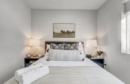 Secluded Westside Cottage - King Bed, Hot Tub, Views, Near Parks and Trails! - Foto 28