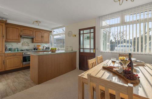 Baywatch Sea View Retreat - Photo 11