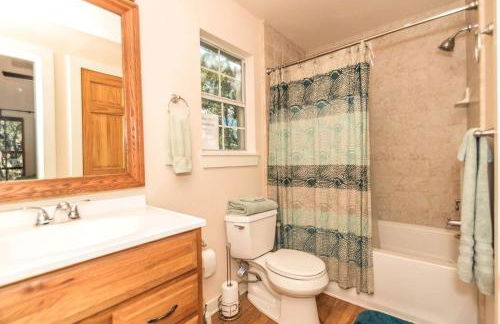 Lovely Cottage Retreat in Texas Hill Country with Cypress Creek Views near Hamilton Pool - Foto 23