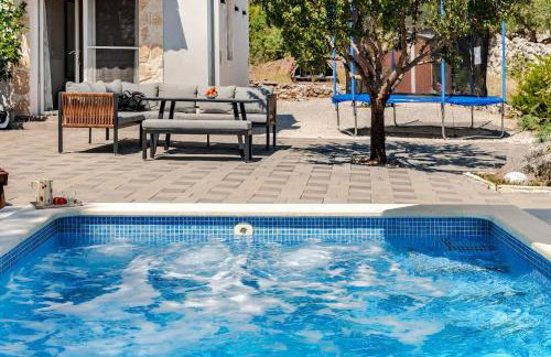 Dalmatian Countryside Home - Heated Pool & Jacuzzi - Photo 2