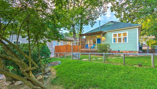 Colorful Cottage with Deck about 5 Mi to Downtown! - Foto 2