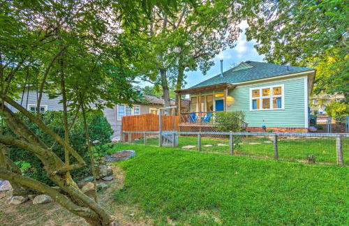 Colorful Cottage with Deck about 5 Mi to Downtown! - Foto 2