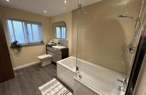 Four Bedroom House With Private Pool - Stunning countryside location with parking close to Chester City Centre - Photo 24