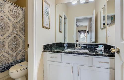 Spacious retreat w pool & game room - Foto 39