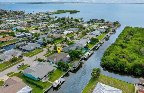 Waterfront Oasis with Private Heated Pool & Dock - Foto 1