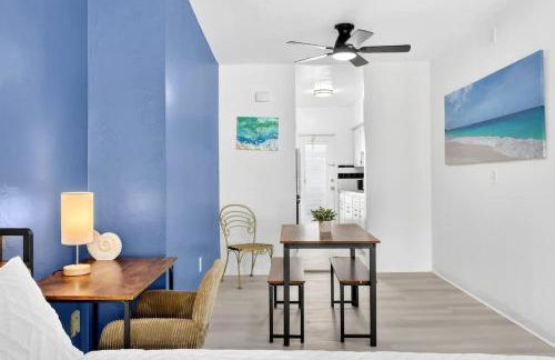 Sunny Miami Beach Studio with 2 Queens plus Workspace - Foto 2