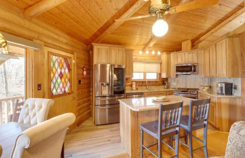 Family-Friendly Riverfront Manor on the Little Red - Foto 9