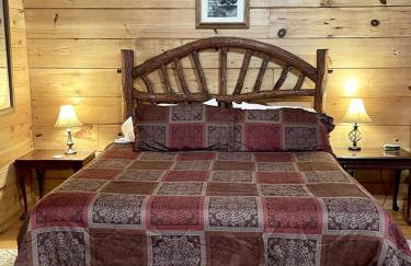 Romantic, pet friendly cabin with private hot tub, washer/dryer and full kitchen Studio Cabin by RedAwning - Foto 22