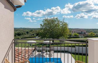 Villa atop the village with stunning view - Foto 57