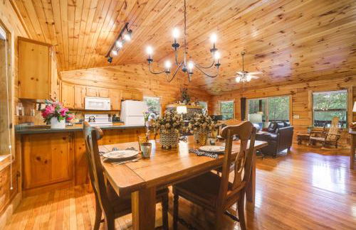 Peaceful Smoky Mountain Cabin with Deck and Fire Pit! - Foto 4