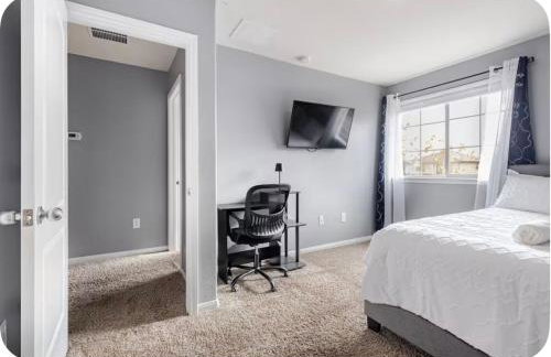 Modern 4BR Retreat, Fast WiFi, Parking, Less than 15 mins from Austin - Foto 35