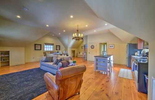 Luxe Green Barn Near Skiing with Mt Equinox Views! - Foto 6