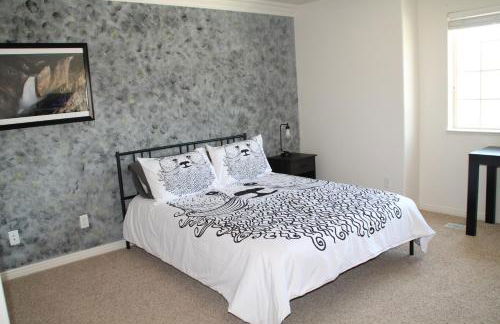 3 queen beds, 1 twin bed, 2 rooms, 1 and a half bath, self check-in, flexcation equipped - Foto 15