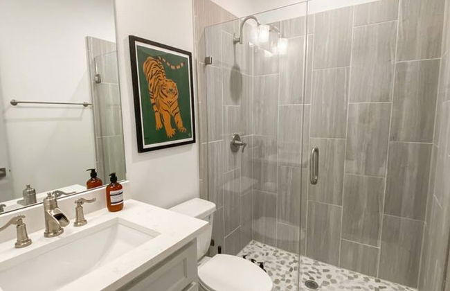 Urban Jungle Retreat in the HTX Skyline - Foto 39