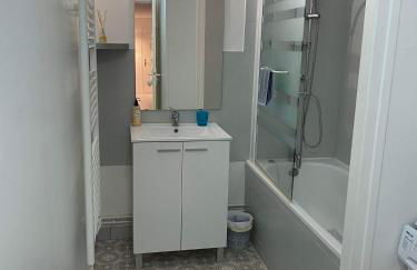 QUAI 65 , 3 pièces sur le port, à 250 m de la rue piétonne et de la mer - Foto 9