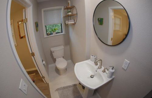 Stylish Family & Group Retreat Near UofA and Trails - Foto 9