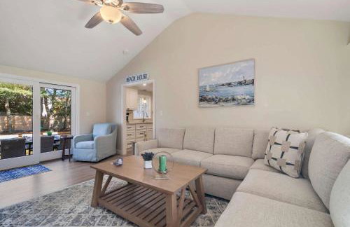 Minutes to Craigville Beach Private Patio and Backyard - Foto 9