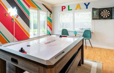 Colorful Home - Pool - Game Room - Basketball Court - BBQ & More - Photo 32