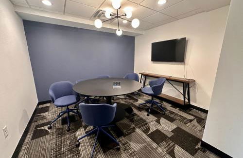 Chic East Side 1BR Apt with Balcony, Pool, and Gym - Foto 23