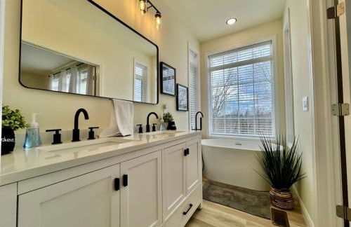 Beautiful NEW Ranch Home with a large deck and games - Foto 18