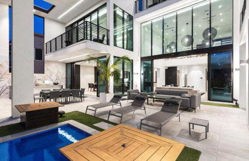 Three Story Waterfront Villa with Basketball and Mini Golf - Foto 2