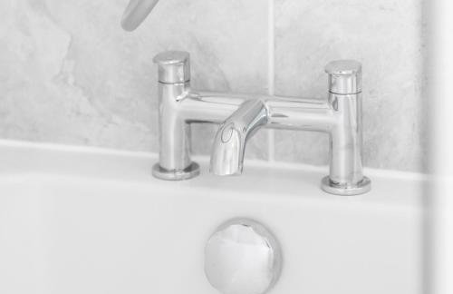 Modern 2 Bed Apartment - Parking - Smart TV - Fast Wi-Fi 27CR - Foto 38