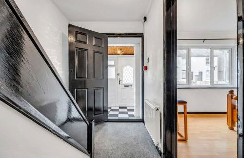 Spacious 4-Bed Haven in Orpington Retreat - Photo 10