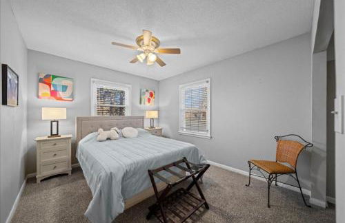 3BR Overland Park Home with Patio and Waterfall Pond - Foto 9