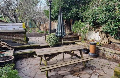 Entire Ground Floor Flat, Free Off-Street Parking and Large Garden - Foto 5