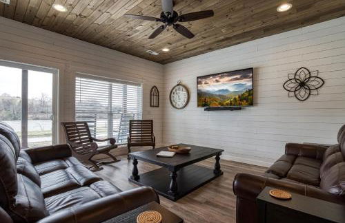 Lazy River Cabin, River Front, Hot Tub, WIFI, 560 in FREE Attraction tickets each paid day! - Foto 6