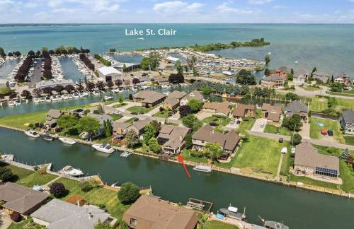 NEW! 4BR I Indoor Pool on the Bay in Boat Town USA - Foto 8