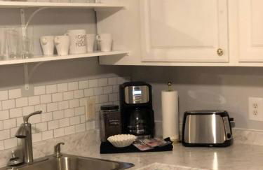 Renovated 3 bedroom close to downtown! - Photo 28