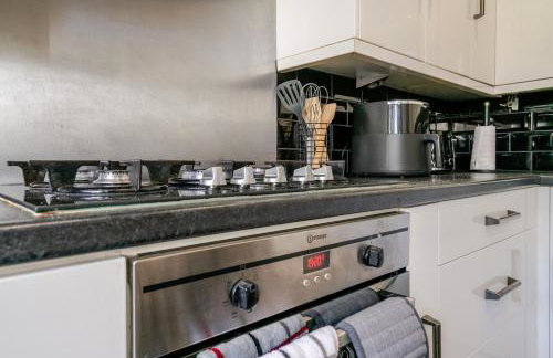 Westfield House, 2BR Sleeps 6, Oldham - Photo 9