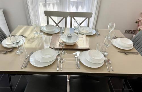 Spacious 3-Bed Home with Garden, Private Parking, Smart Tv's, Fast Wi-Fi - Photo 21