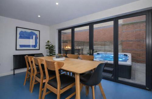 Stylish Leeds City Centre Retreat with Private Terrace & Hottub - Foto 17