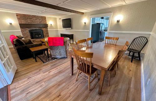 Renovated farmhouse on snowmobile trail with firepit & mountain views, 10 min from Bretton Woods! - Foto 7