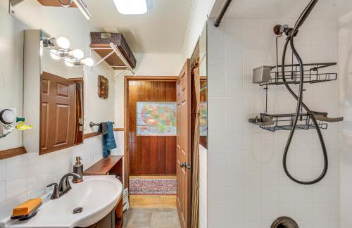 Rustic Chic Retreat 4 Mi to Kennywood! - Foto 24