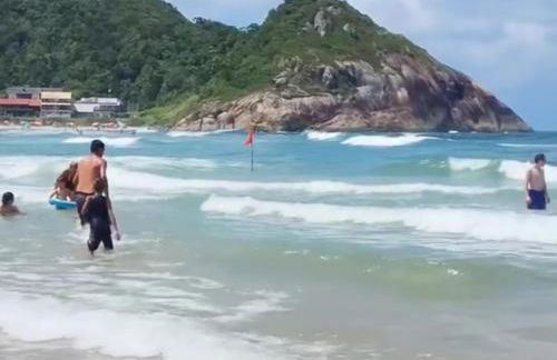 Apartamento na Praia da Enseada, 100 mt praia - Foto 34