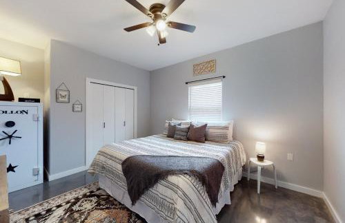 Secluded home with firepit, gas grill, central AC, game room, W/D - Foto 18