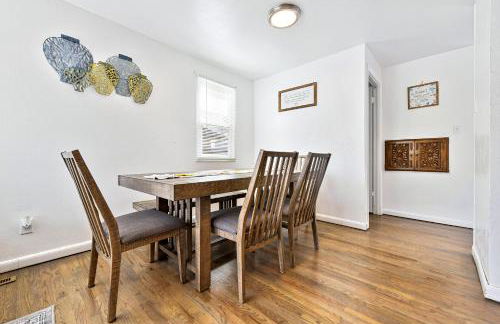 Family Perfect 4BR Home with Hot Tub, Pool Table, Fenced Yard, Cozy Fireplace, Mountain Views, Walkable Neighborhood, Near Parks, Dining, and Adventure - Foto 54