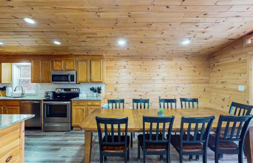 Hot Tub, Dock, Pool Table! Lakefront Poconos Haven - Foto 7