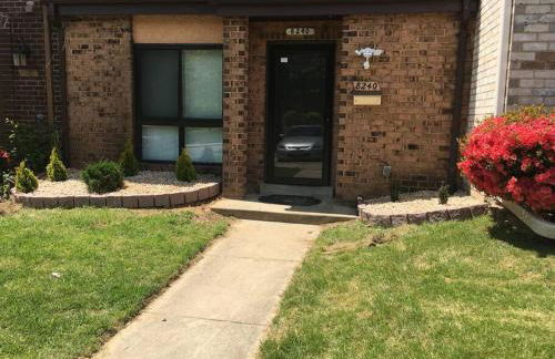 Entire Twnhouse 2bdrms 3Bthrm 2Qbeds 2Levls Fncd Bkyard - Foto 24