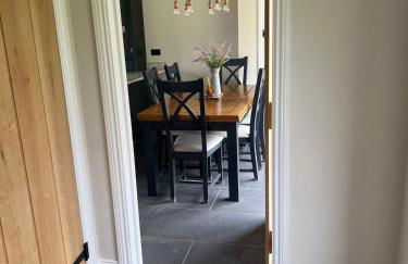 Charming 2-Bedroom Cottage in Warwickshire - Photo 4